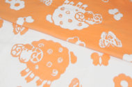 Одеяло байковое детское Овечки персиковое (140 x 100 см)